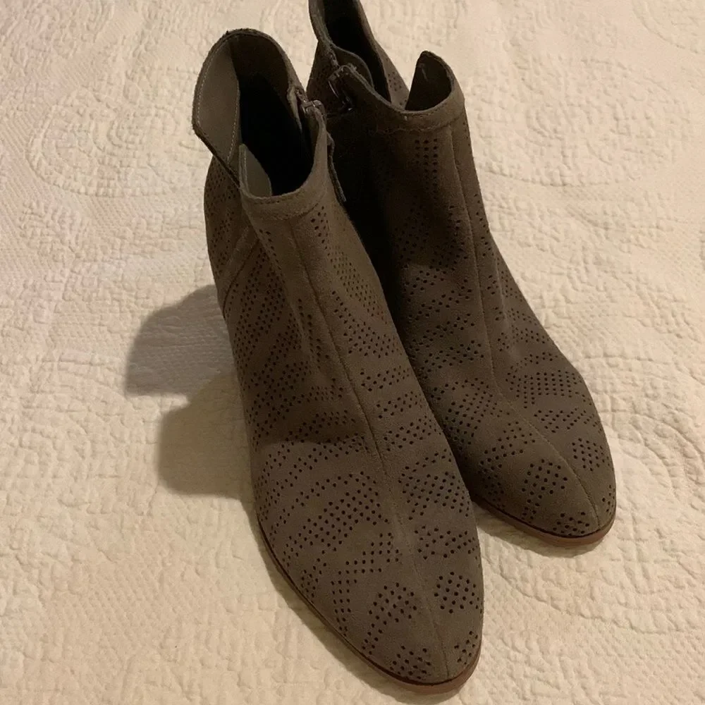 Violet & Red ankle booties. 8 - Picture 2 of 13